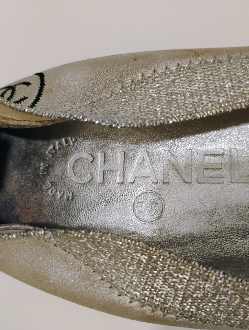 CHANEL Silver Metallic and Black Leather Ballet Flats With CC Logo Size 39 - Picture 5 of 8